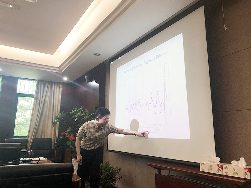 徐博士作报告.jpg